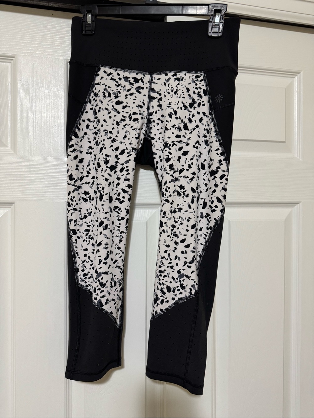 Athleta Women’s capri Black & White Patterned Active Leggings